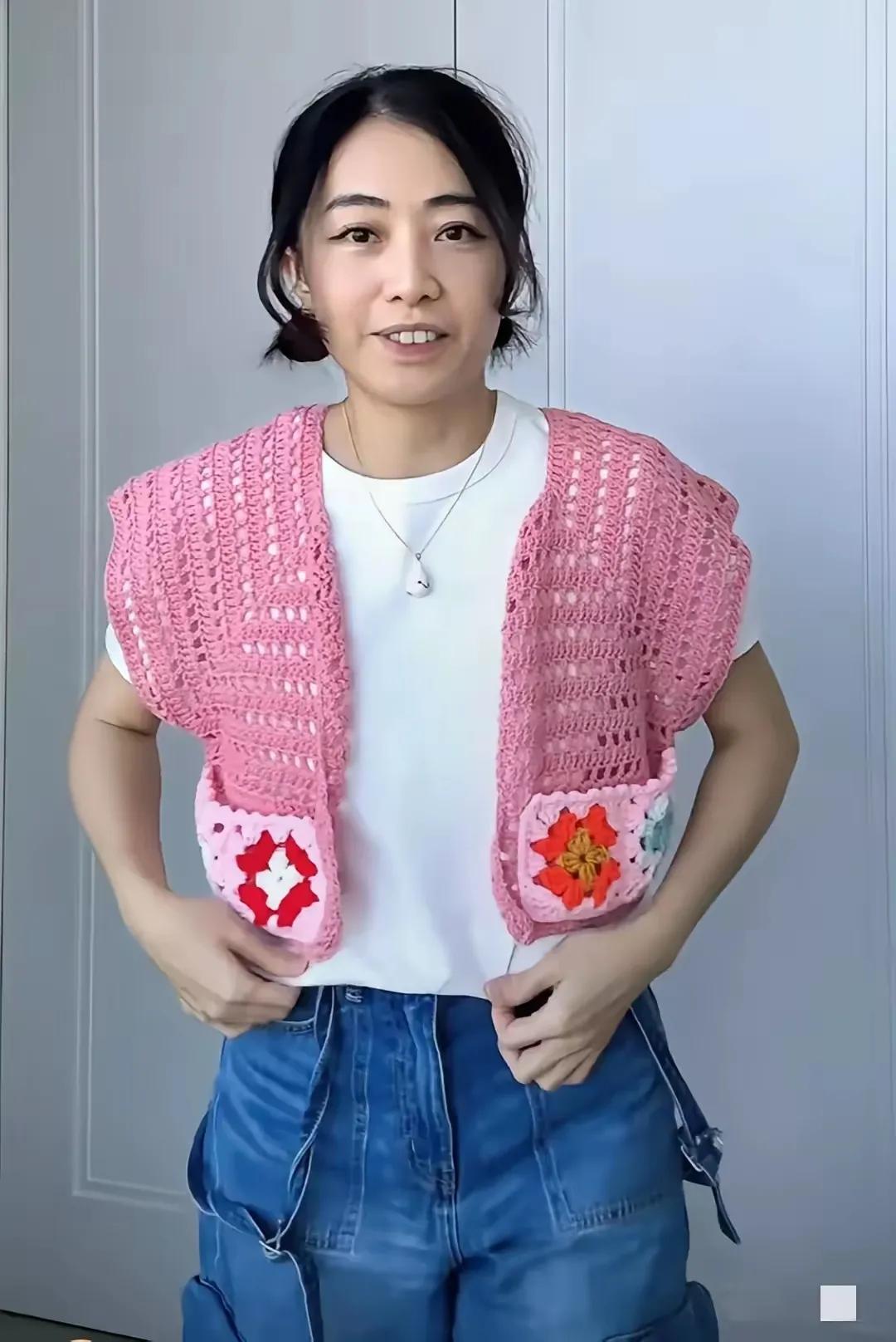 当富婆摒弃了浮华的包装，穿着自己亲手勾的粉红色毛线🧶小外套，可可爱爱的造型，装