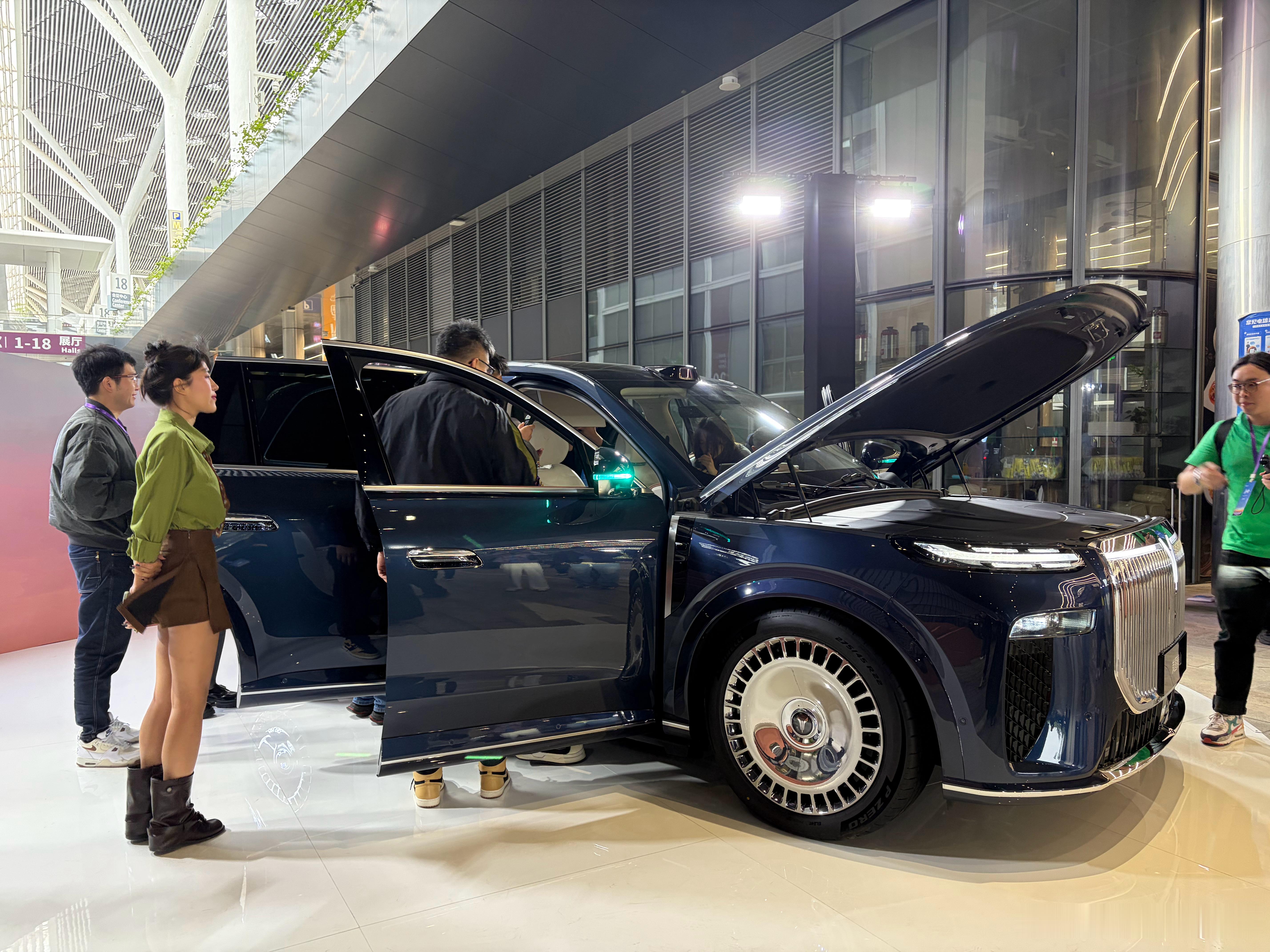 岚图泰山，实车确实很大很霸气车尾的红色ADS标志很显眼猜猜看这车起售价多少钱？第