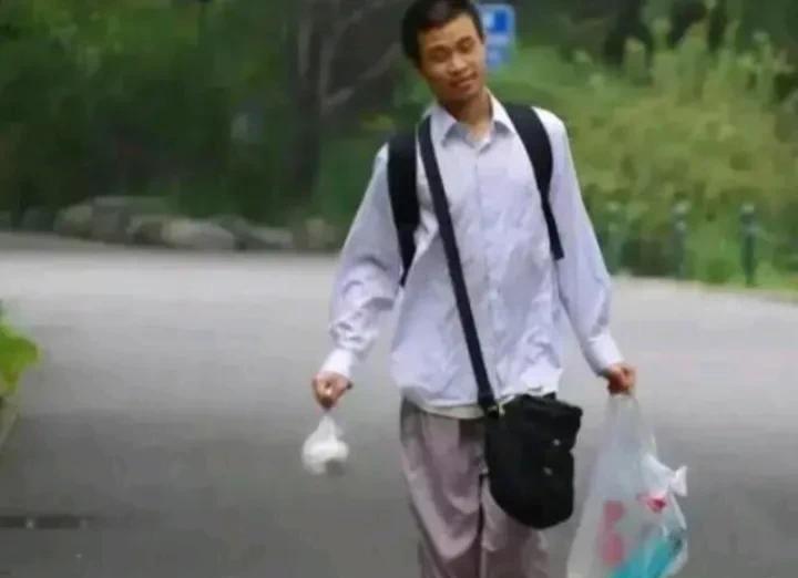 最近韦神很火，有的人说韦神每天只吃馒头喝白开水。一个北大的哥们出来辟谣说，多次在