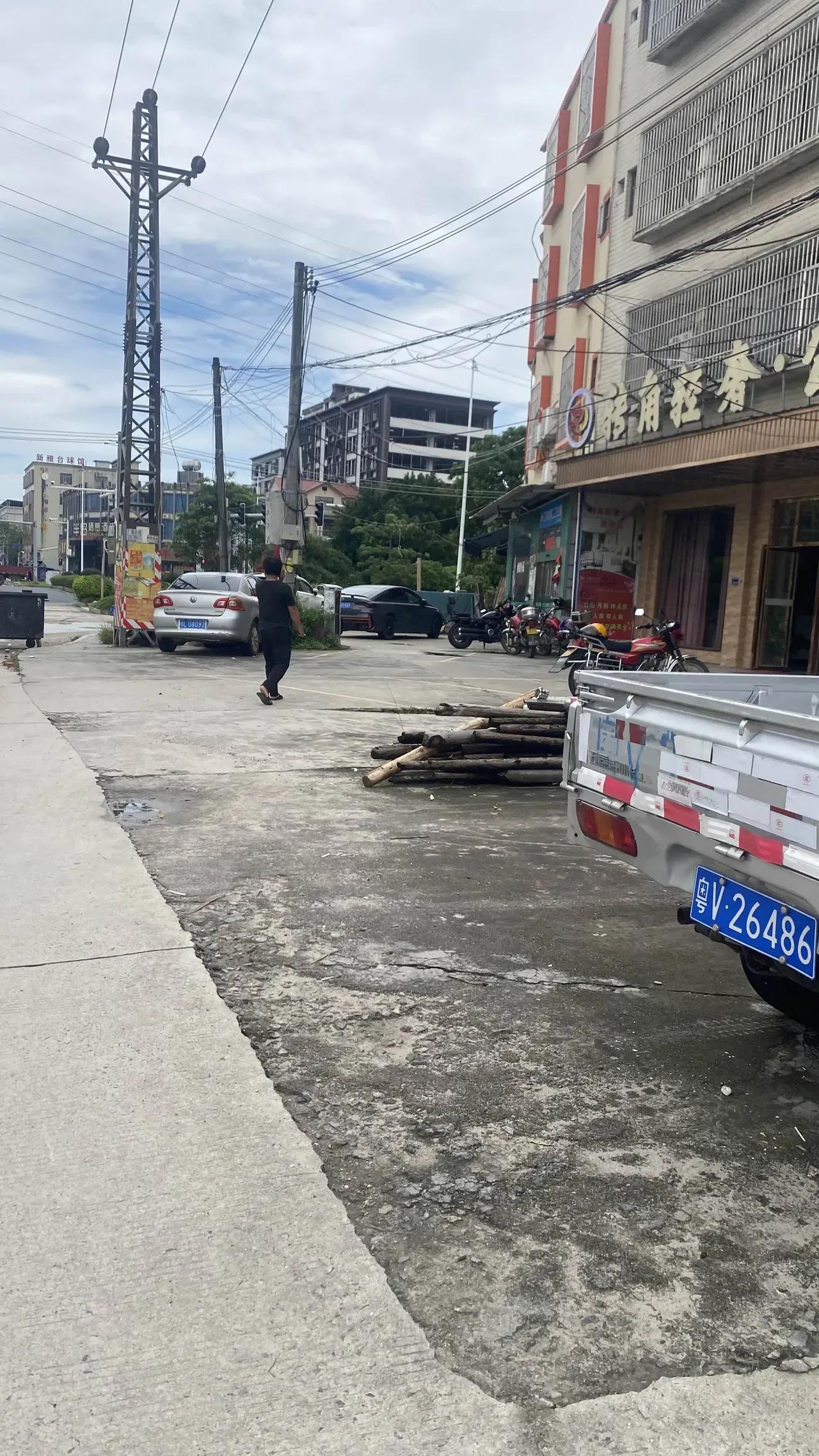 我闺女是抱养的，养了二十多年。她考上大学那年亲妈找来了，她犹豫了几天还是去认了。