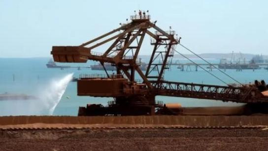 中国买矿石坚持用人民币，不玩美元那一套了。美国让澳大利亚必须用美元卖，结果自己又