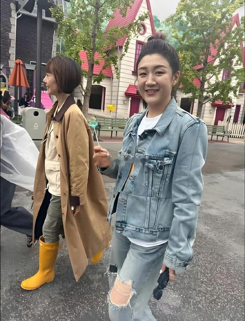 陈梦这是自己化妆的吧，这头发看着像假发一样