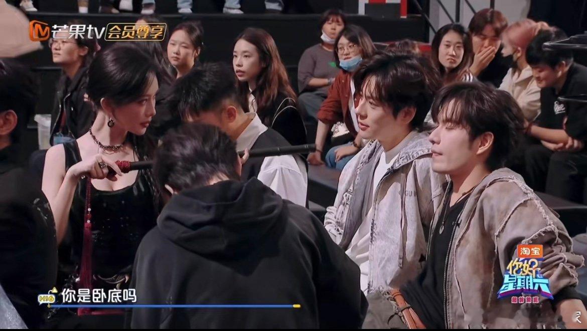 孟子义朴实无华找卧底别人分析来分析去头都大了，孟子义直接开启“巡回问话”，走到