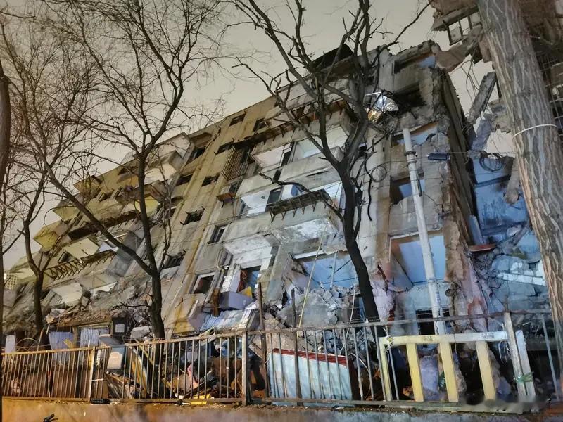 石家庄部分坍塌居民楼建于80年代石家庄有部分居民楼塌了，这些楼是80年代建的，