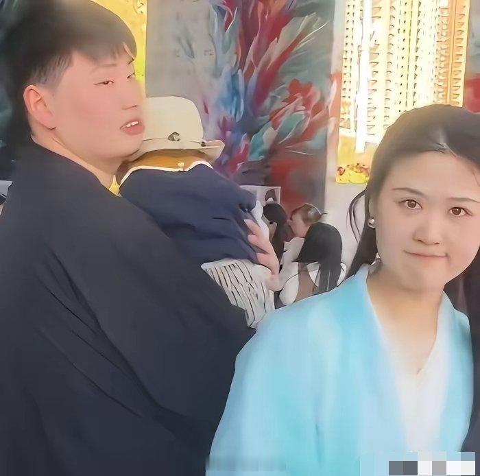 你们看看，大衣哥朱之文的儿子，朱小伟和儿媳妇陈萌的幸福快乐的时光。​有个会赚钱的