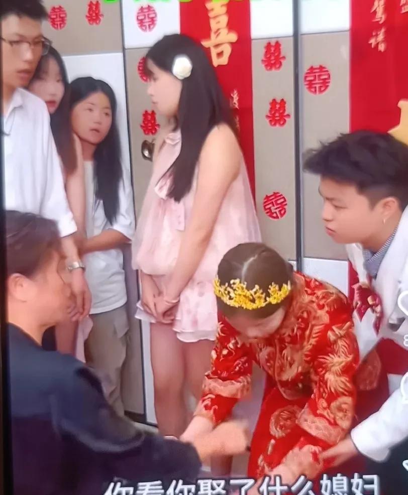 全网点赞中国好婆婆！发现女儿捣乱后，当众掌掴道歉！婚礼当天，新媳妇向婆婆