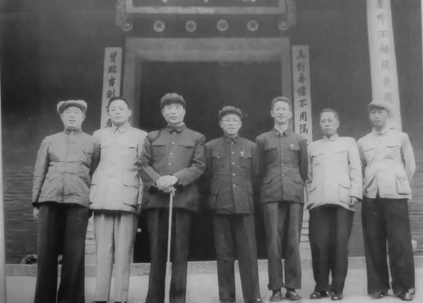 60年代，海军班子成员参观福建鼓山涌泉寺，韩先楚亲自陪同。左一是海军副司令员刘