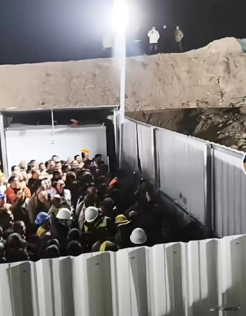 年度第一件犯众怒的事情来了，某建筑公司为了不让建筑工人出去吃饭，竟然直接一个大