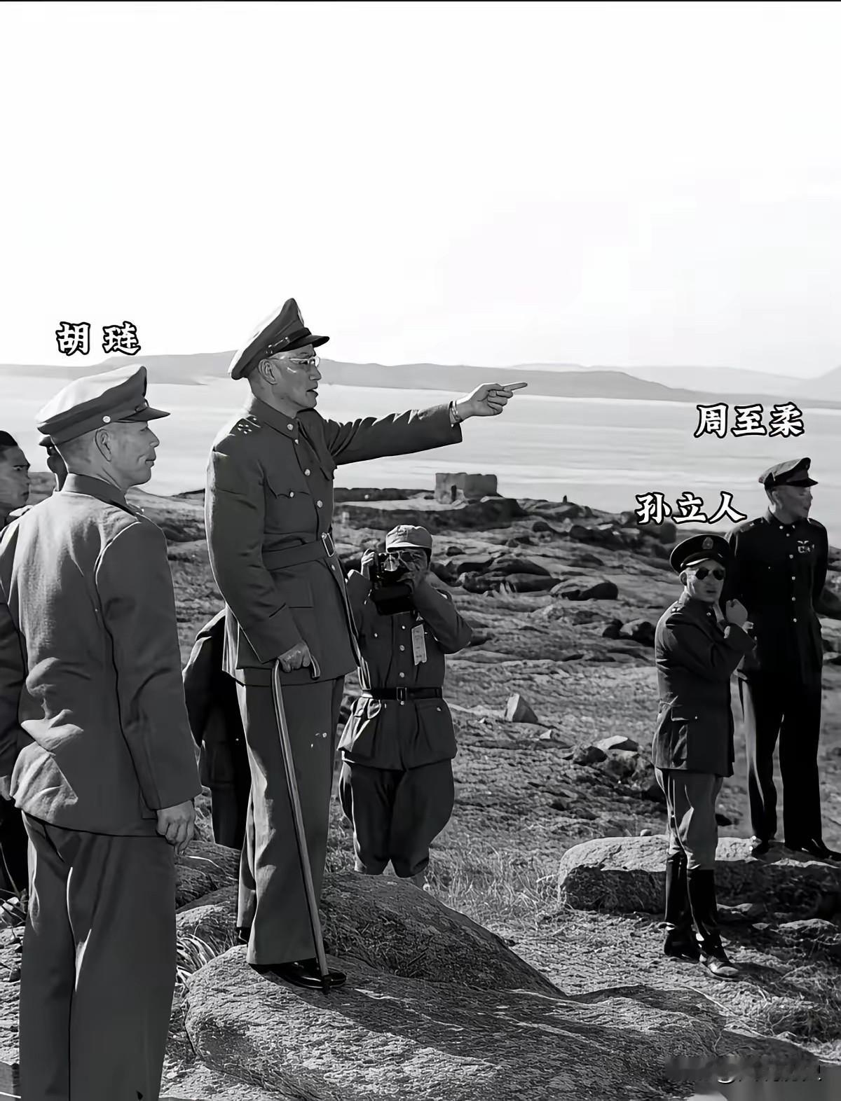 这张珍贵老照片拍摄于1949年末,金门前线,三位国军将军站在海边他们分别是金门防