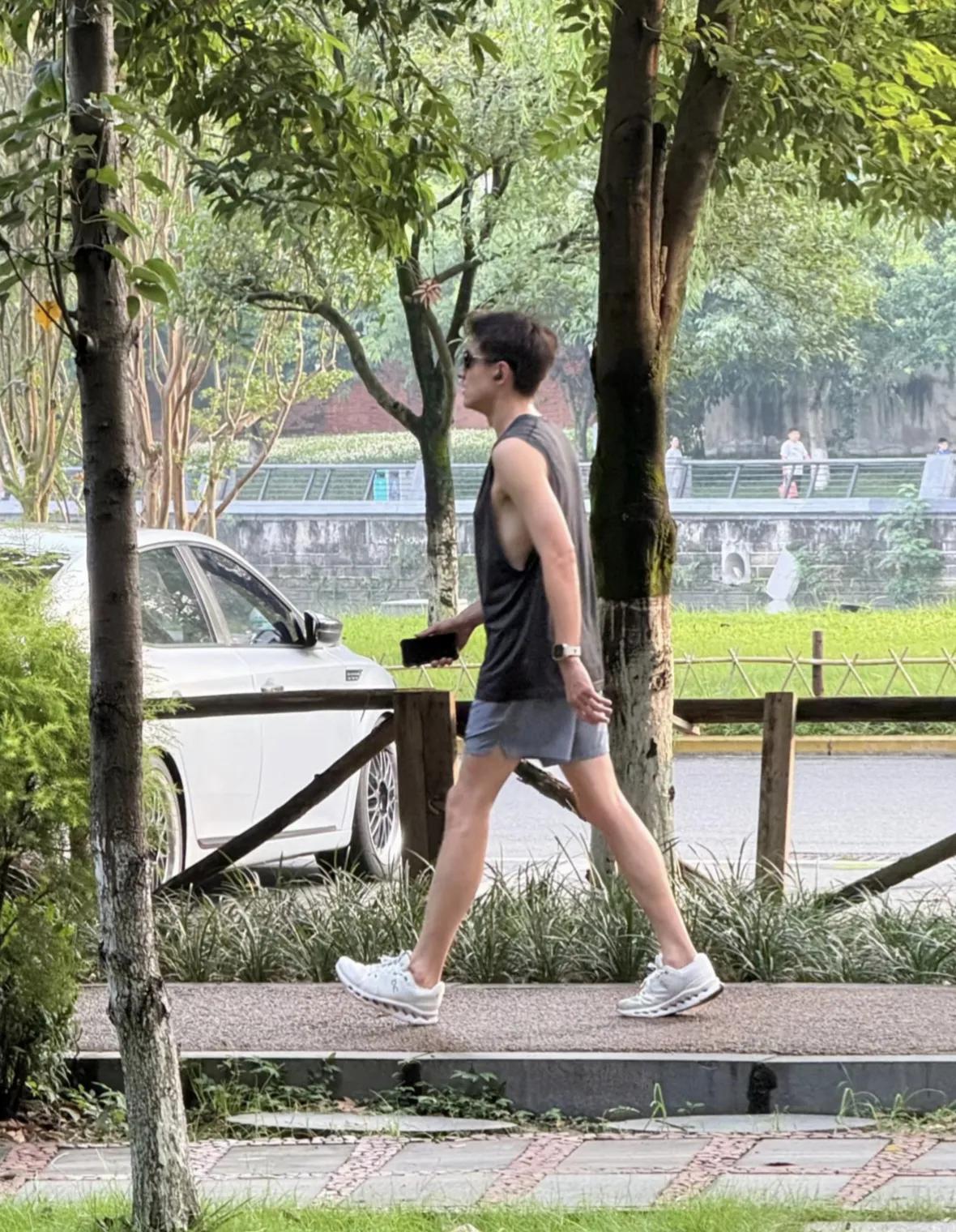 37岁林更新在四川成都公园跑步，穿着无袖上衣，身材又高又瘦，看起来太帅了，走路姿