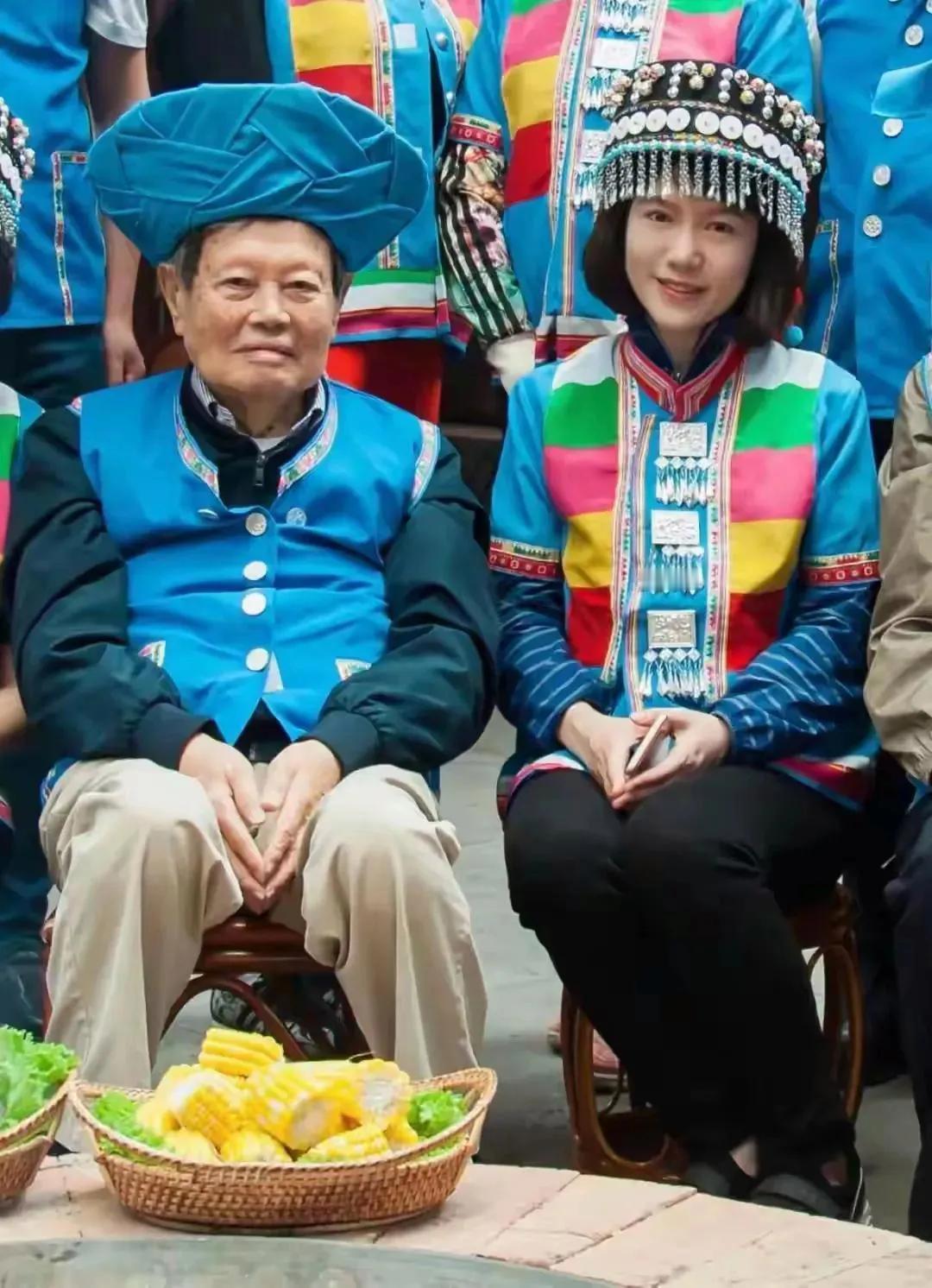 哇哦，杨振宁翁帆夫妇穿少数民族服饰的合照可真罕见哈：画面中的杨老慈眉善目，气色盈