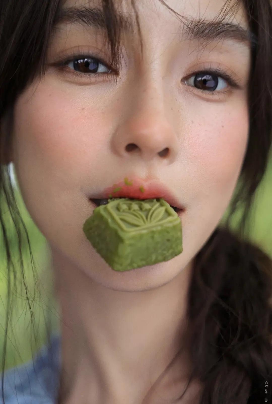 Angelababy都多大的年纪了，拍照还嘟嘟嘴装可爱。还是YM搞多了，闭不上？