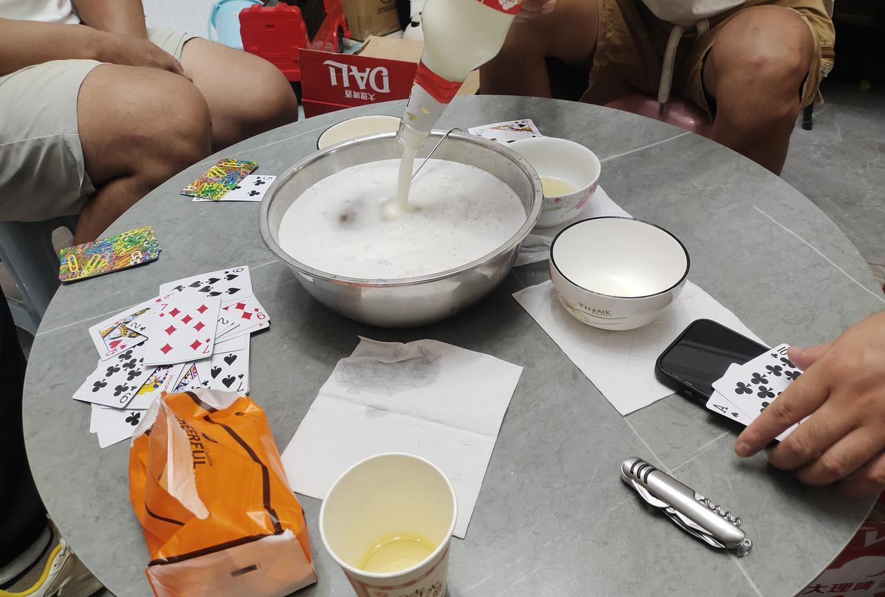 不是云南人一般不敢闯这种酒坛子，我们云南人喝酒可不是用小杯小酌，而是将酒全部倒在
