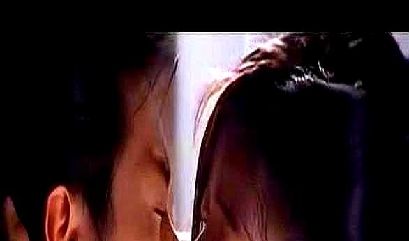 19岁蒋欣，荧屏初吻前狂嚼大蒜！嘴唇刚碰上，俩人直接干呕！37℃的铁皮棚里，