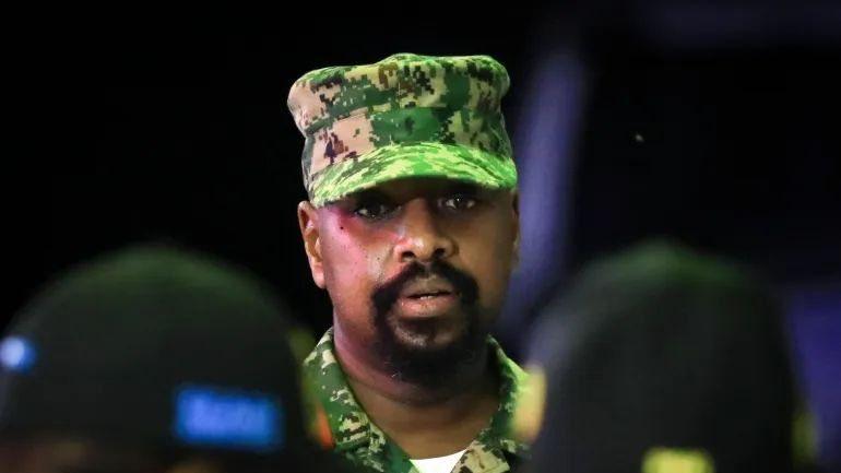 乌干达军方首脑穆胡齐·凯内鲁加巴说，只要以色列一句话，我乌干达愿效犬马之劳。知