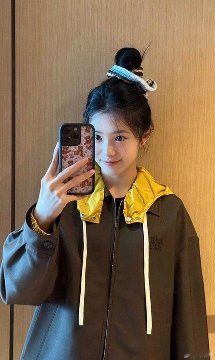 刘浩存丸子头对镜拍刘浩存丸子头look存子美美嘟​​​