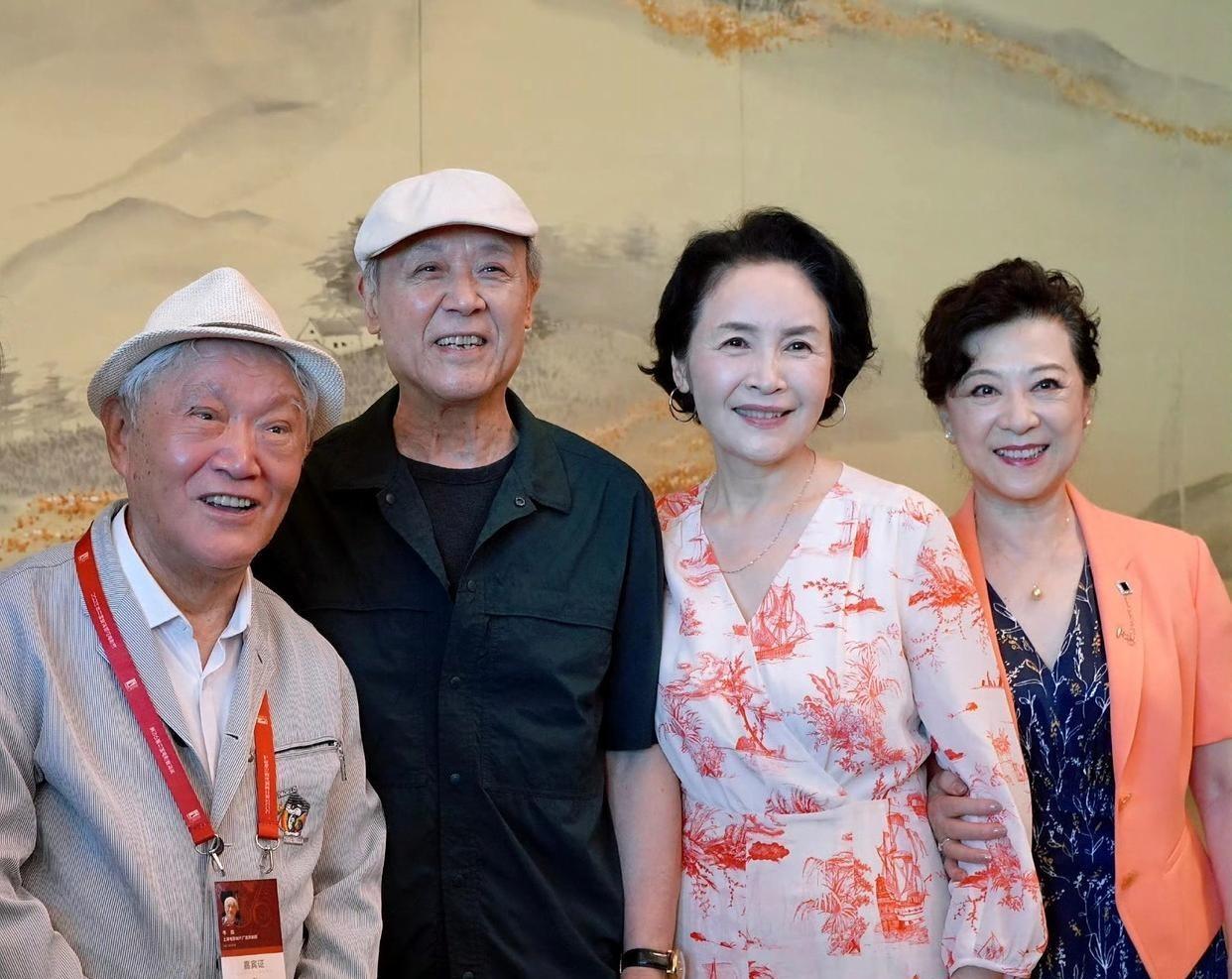 四位著名老电影演员同框合影。王馥荔和宋晓英演了一辈的影视剧，给人印象最深的是7
