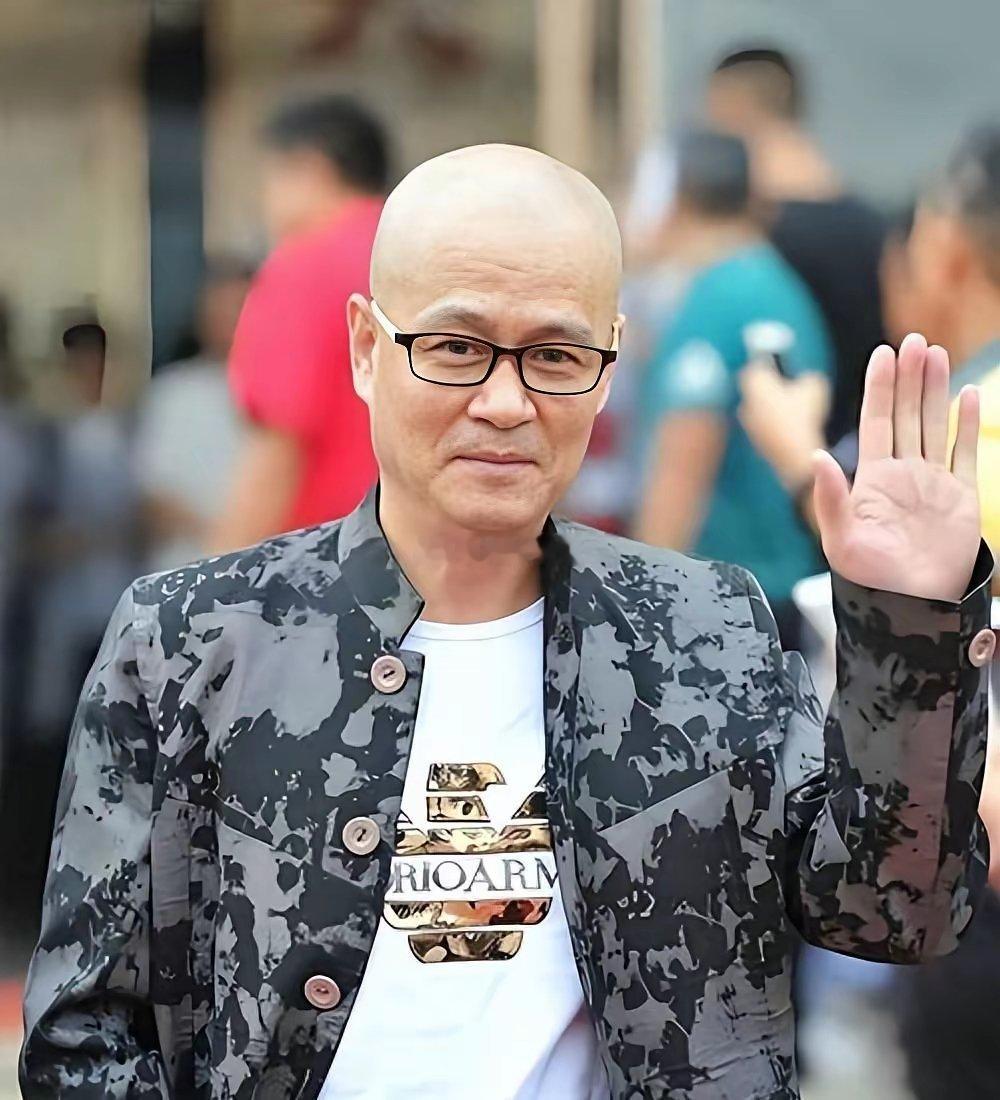 知名歌手李进娶了小25岁娇妻年近60岁儿子才1岁，老来得子如今他依然努力工作不敢