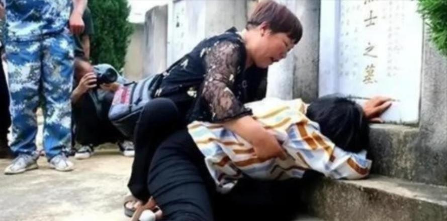 1984年，新婚三天的丈夫，上前线打仗不幸牺牲。不料，她的妻子却立马改嫁给了他的