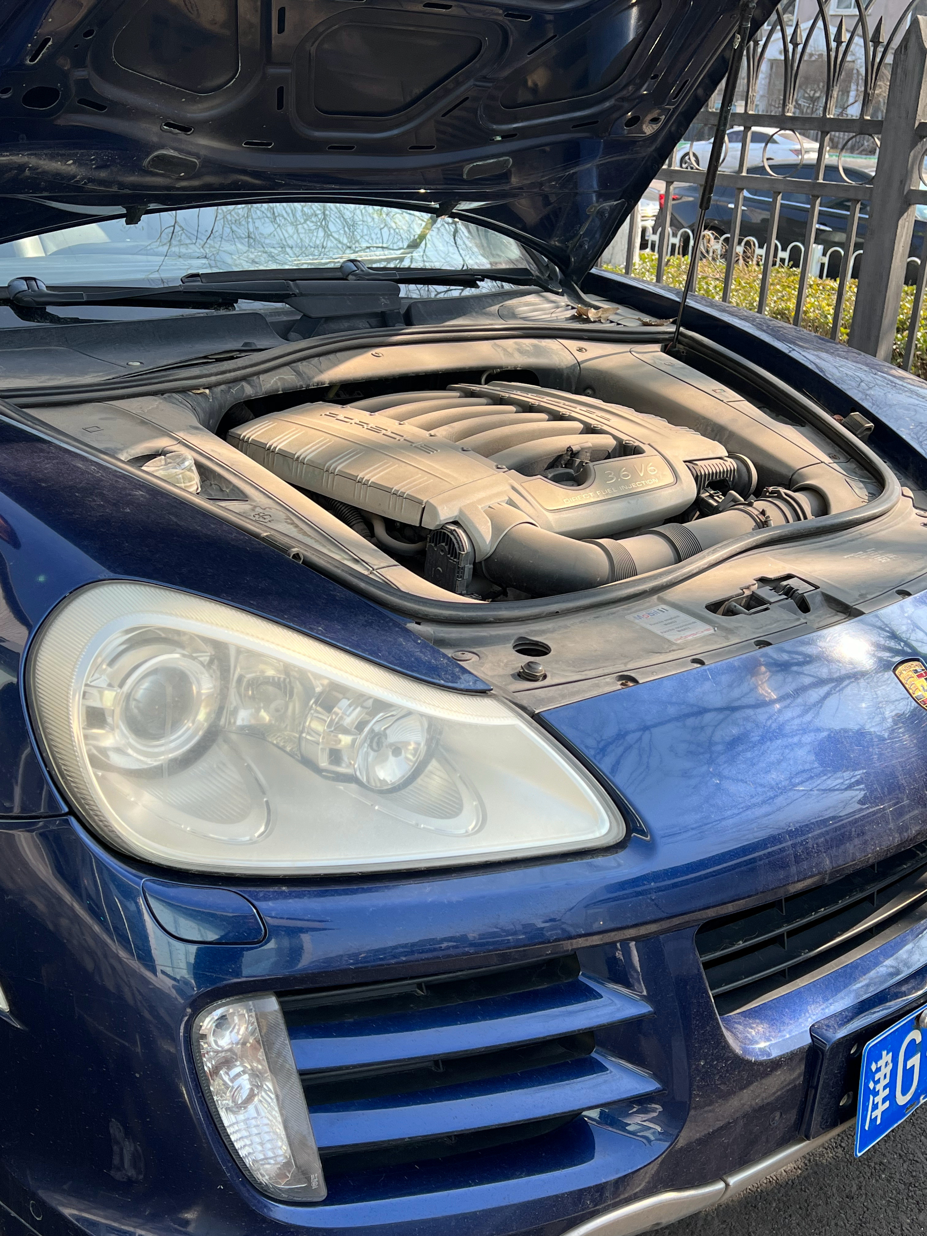 来理想店里取车，看到一台老卡宴S在做置换。话说我怎么记得S应该是V8的呀？这机舱