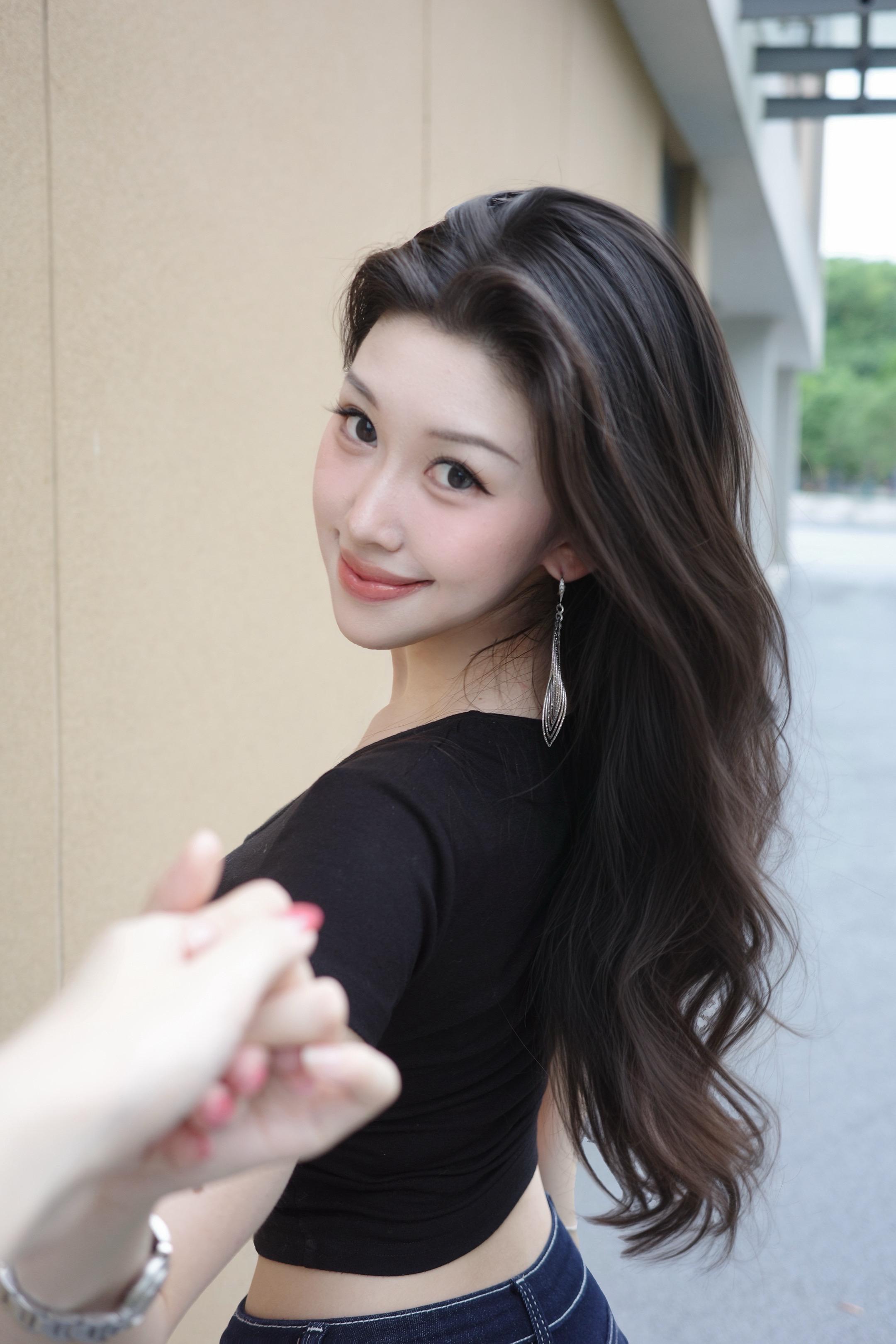 👩🏻‍❤️‍💋‍👩🏻。