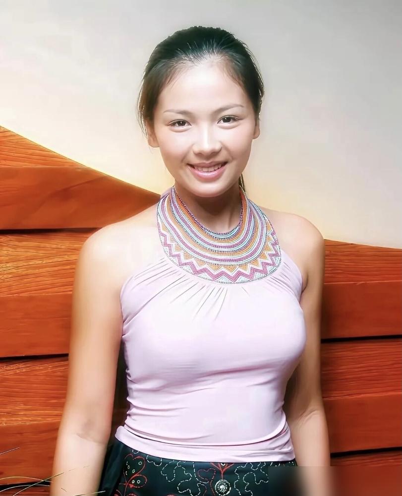 47岁女星为身材，竟把膝盖练废，痛哭求饶？你敢信！她曾146斤，如今马甲线