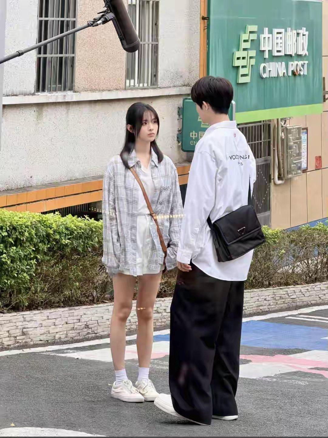 看着好冷，杨超越冬天穿夏装拍摄，腿是真的好直啊