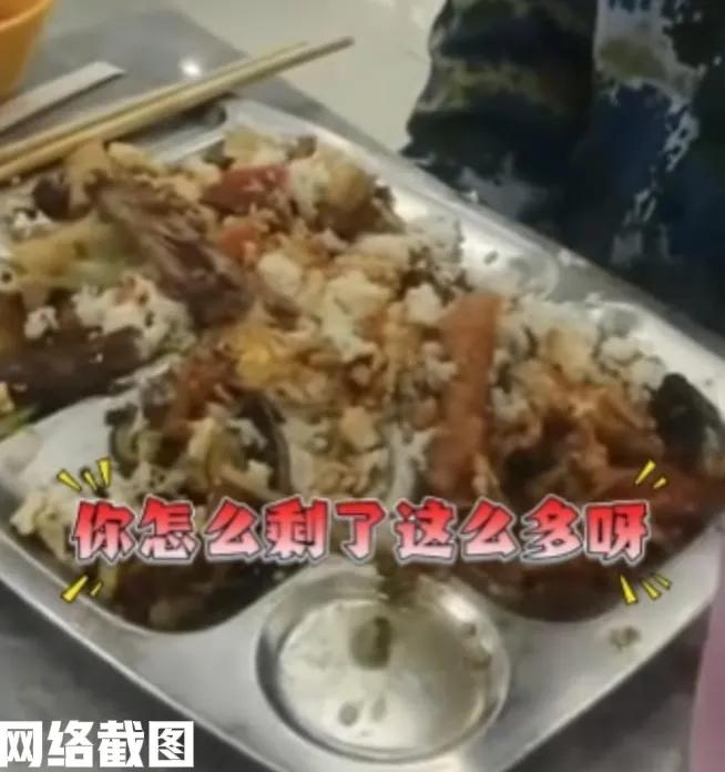 山东有大一新生在军训后饿了。此刻当这位新生男同学来到食堂后，没有认真看食堂窗