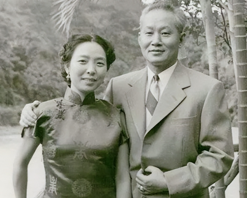 晚上，孙立人正准备进被窝，突然发现身边躺的是护士张梅英。正要赶她走，妻子张晶英进