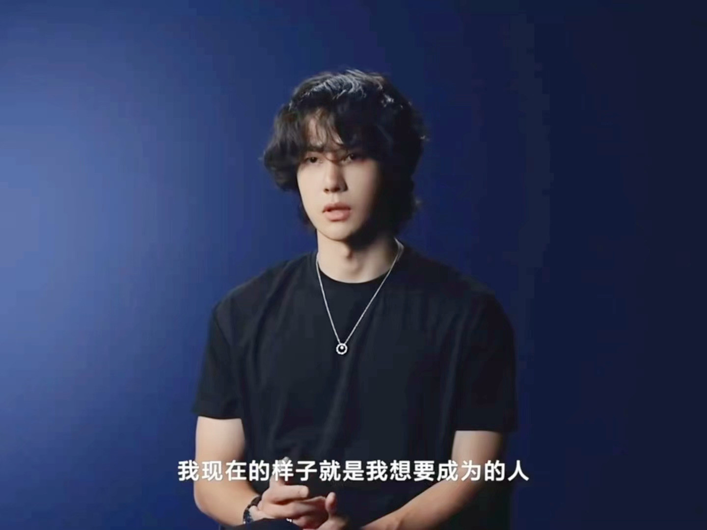 王一博：我现在的样子就是我想要成为的人。他真的是我见过最酷的男人[笑着哭]好的