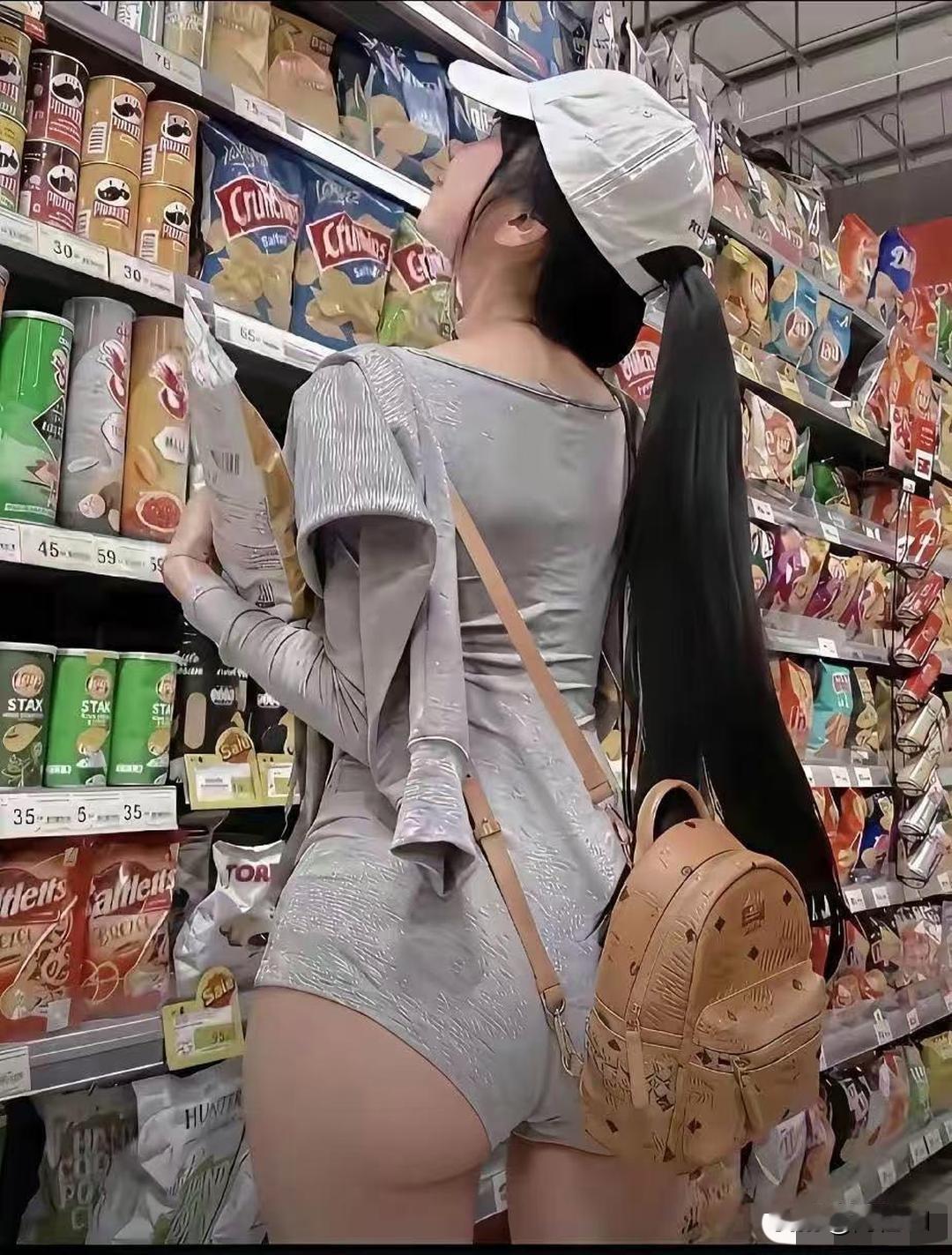 逛超市时偶遇一个微胖小姐姐，头发保养得真好，又顺又有光泽，是理想中的发...