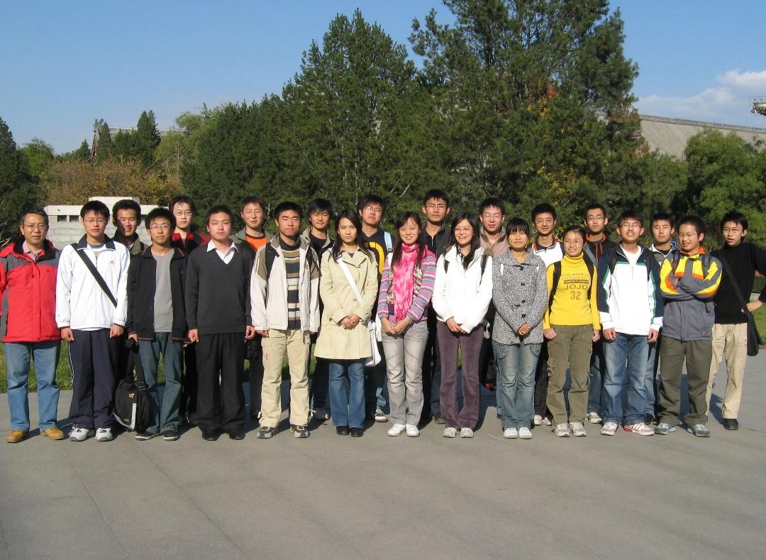 这是2007年王虹16岁读大一时与大学同学拍的照片，班上总共才五位女生，王虹打扮