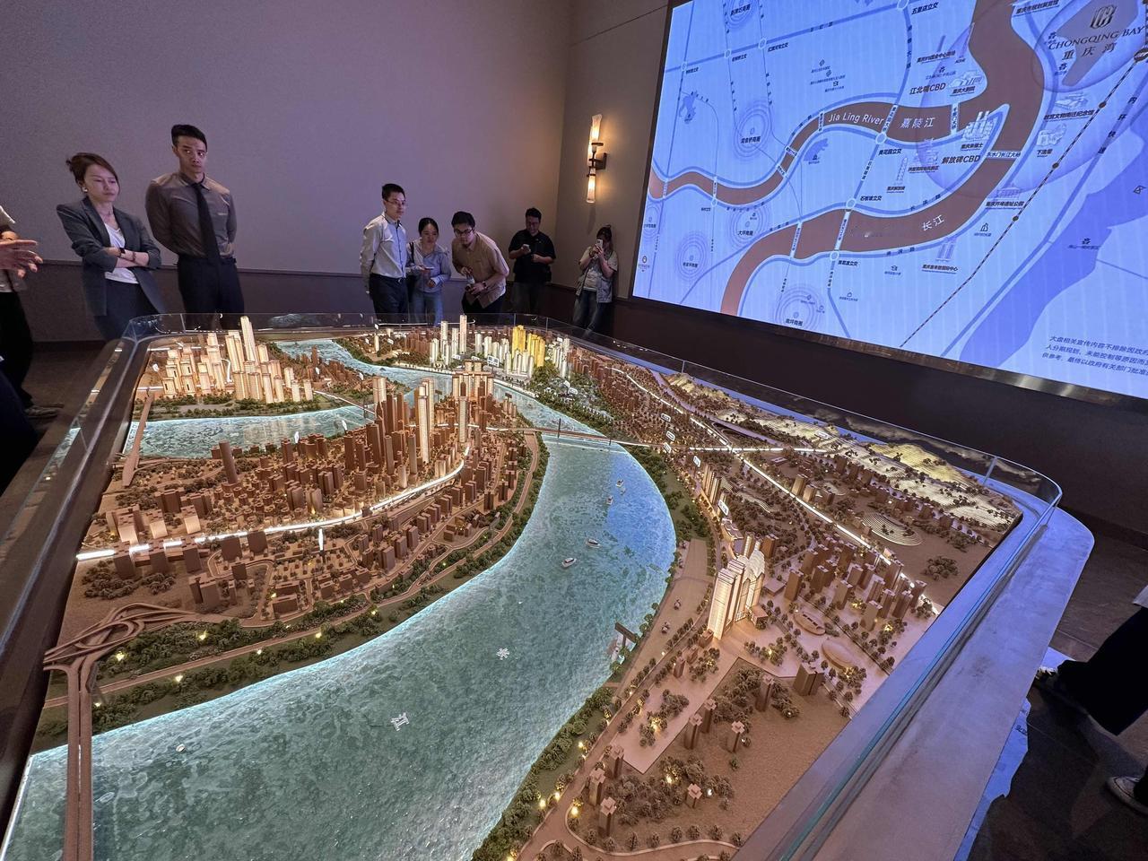 今天，受邀去看了南滨路几个新项目：重庆湾、重庆龙湖黄葛渡项目、海成·上浩玺…产