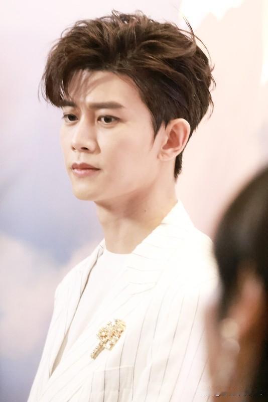 任嘉伦古装和现代装差距还真不小。在《凤凰台上》里，36岁的他顶着“头盔髻”演少年