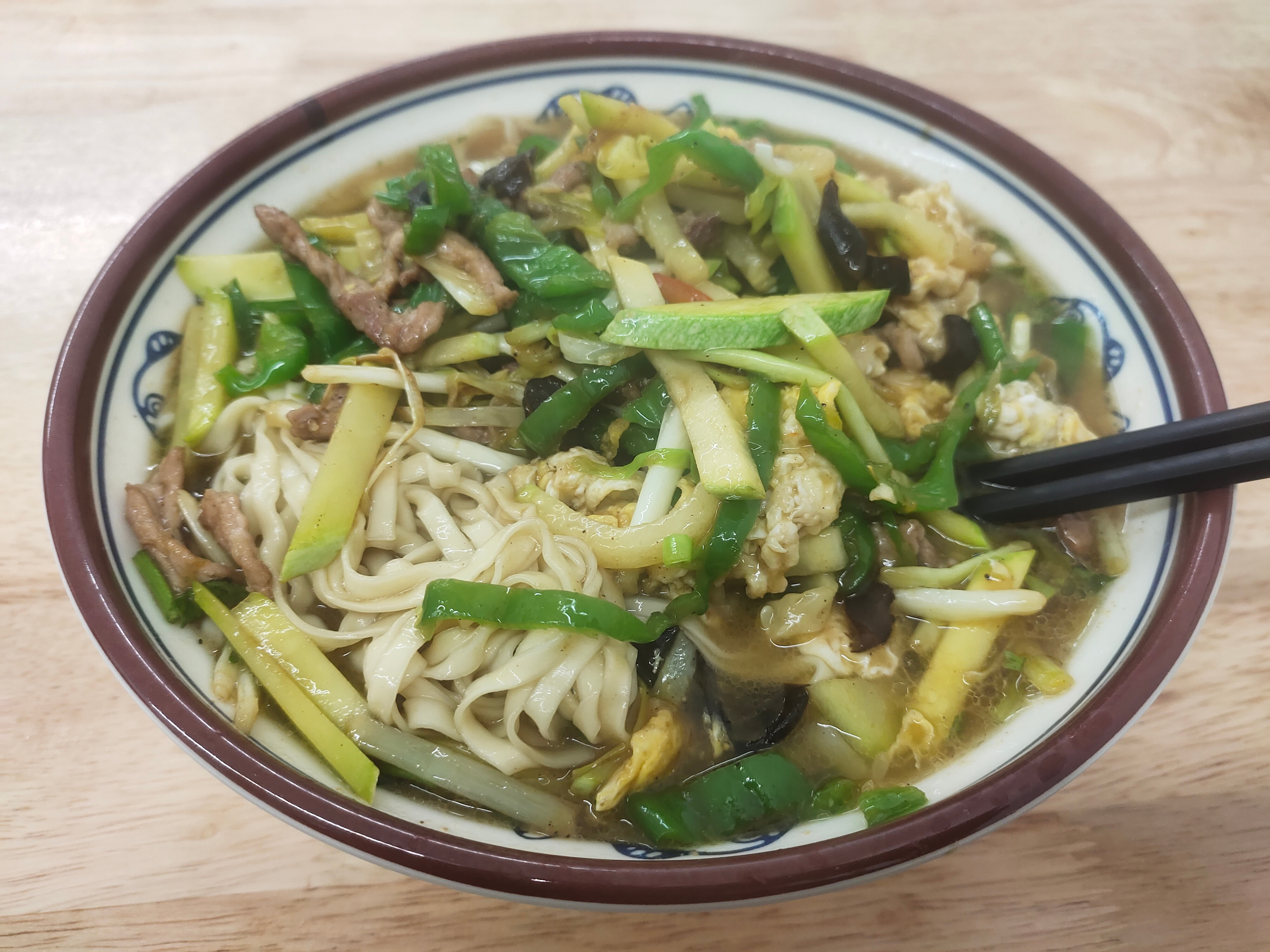 「食物」就这种面条，全国没有第二个地方能吃到。家家有特色，家家都好吃，家家都开了
