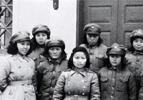 1942年，7名军统女兵被日军包围，兽性大发的鬼子见她们年轻貌美，正要上前欺负，