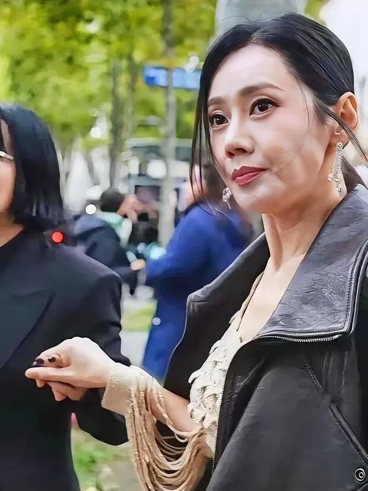 一眼看过去是贾静雯吗？