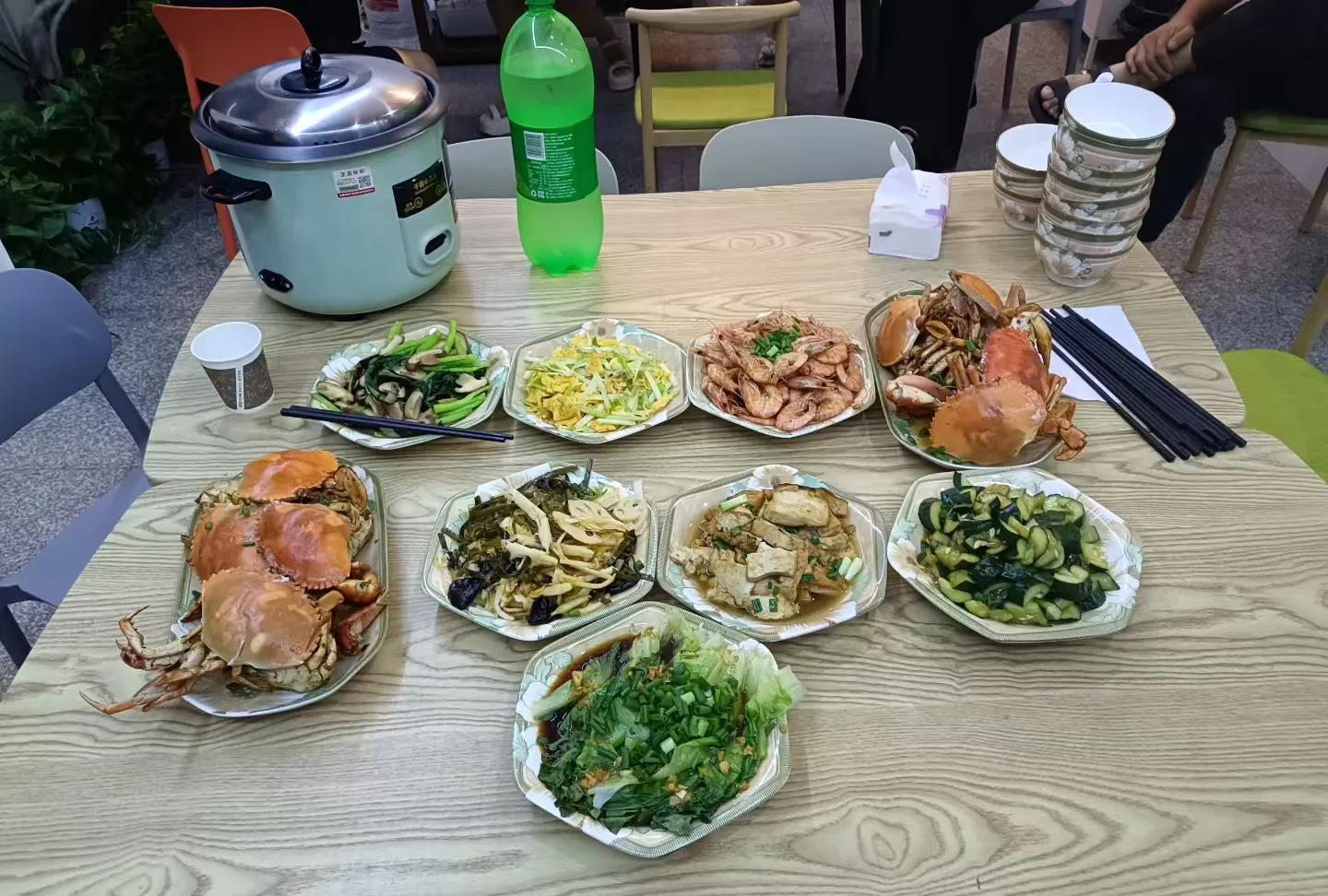 今天朋友邀请我到他家去吃午餐，还特意为了我做了一桌满满的菜招待我，我感觉我有这么
