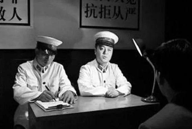 1950年，一个公安便衣在买烟时，发现烟馆的老板坐姿端正，看报纸时，双手还举到胸
