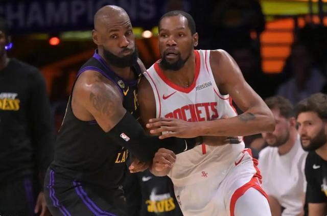 詹姆斯还能打多久？近日，NBA历史名宿佩顿做客某档节目，就说他看好詹姆斯能再打一