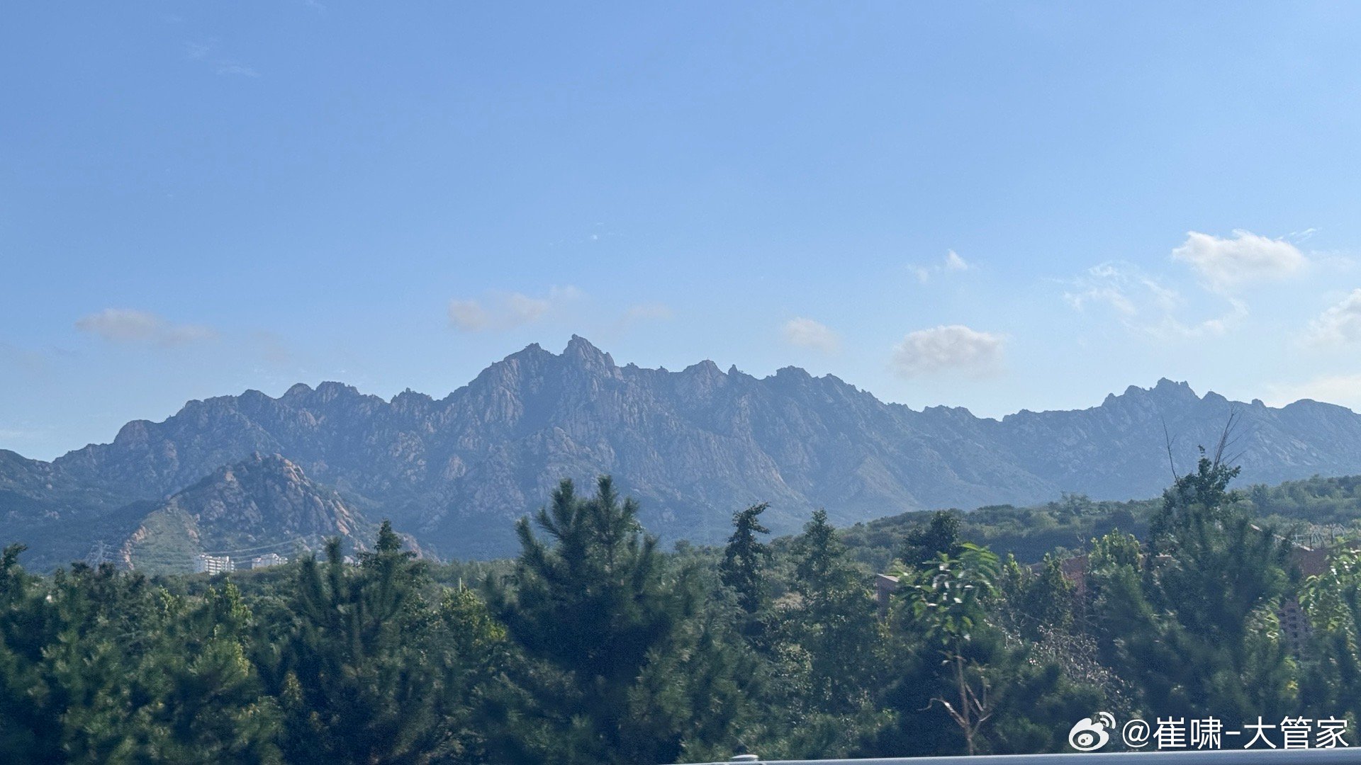 已经离开银川多日，但看啥都觉得像贺兰山～贺兰横西夏，峻岭覆烟霞。大漠驼铃响，长河