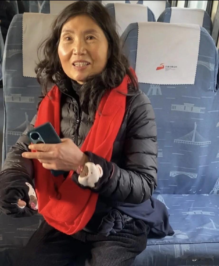 “中国式家长！”60岁大姐在火车站接受采访，她说自己以前在北京当保姆，给大女儿攒