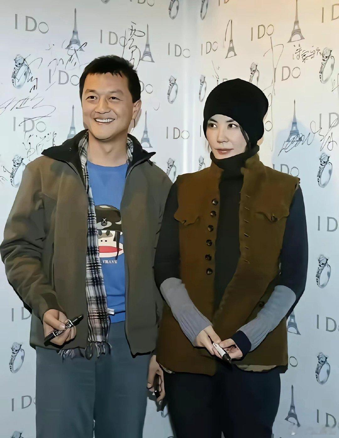 看王菲李亚鹏旧照，感觉这两个根本不是一类人，一个时髦花哨，一个朴实严谨。​
