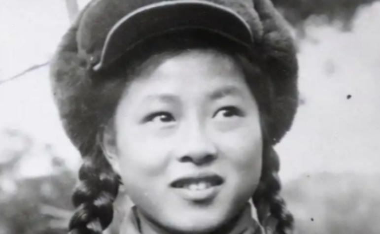 1951年，一名年仅16岁的志愿军女兵落入美军之手。此后两年，她在战俘营里每天都