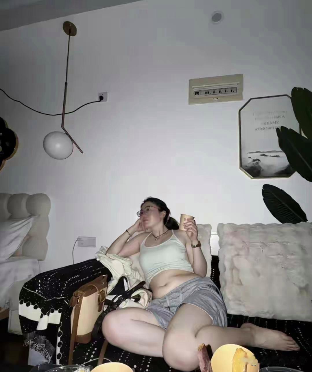 兄弟媳妇在家不出门，这身材都快走样了，怎么才能让她出去工作呢？