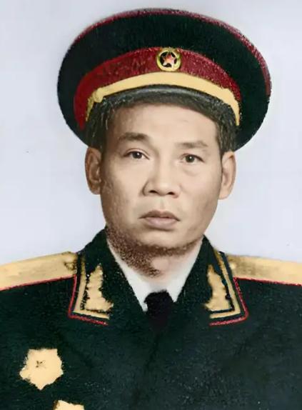 1937年，两个马家军骑兵拦住了一个失散的西路军战士，搜身后准备将他活埋，这时，