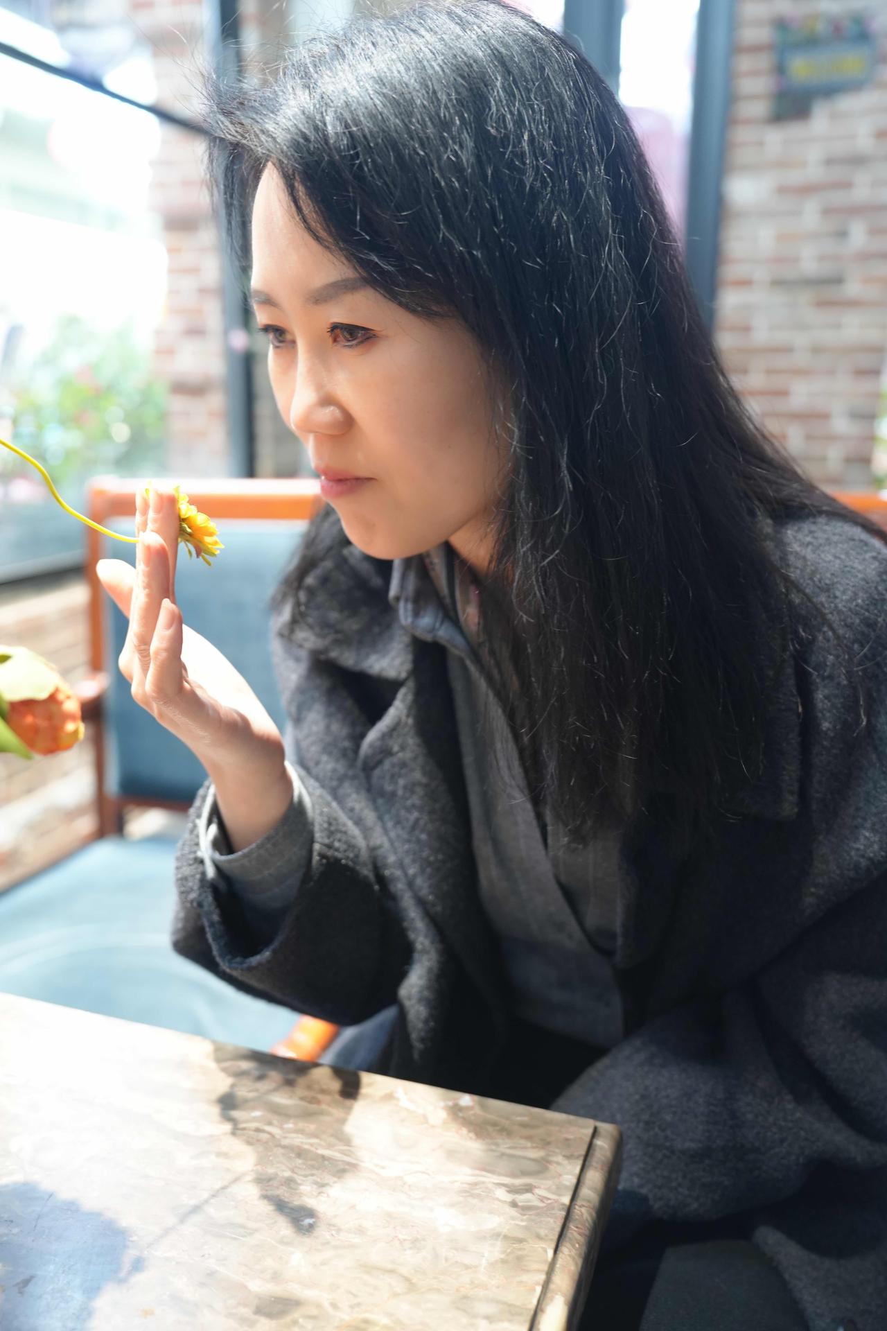 这张照片的抓拍效果出彩，核心拍摄技巧可总结为这几点，能直接复刻这类氛围感人像：