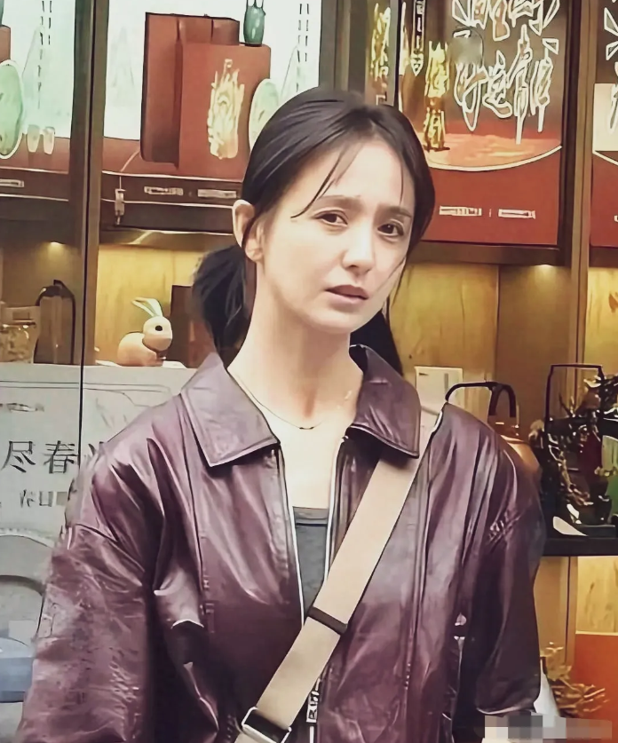 佟丽娅可没有网上说的那么漂亮，素颜出镜的佟丽娅面容憔悴，眼睛不再清澈上，眼皮下垂