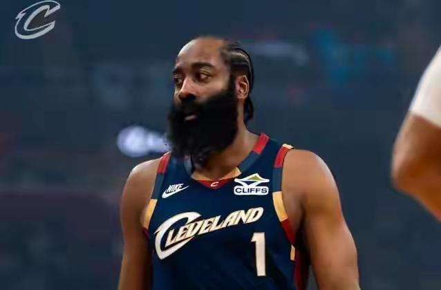 谁说哈登不防守！哈登今日一战连续刷新两项个人数据里程碑，本赛季有望三大基础数据全