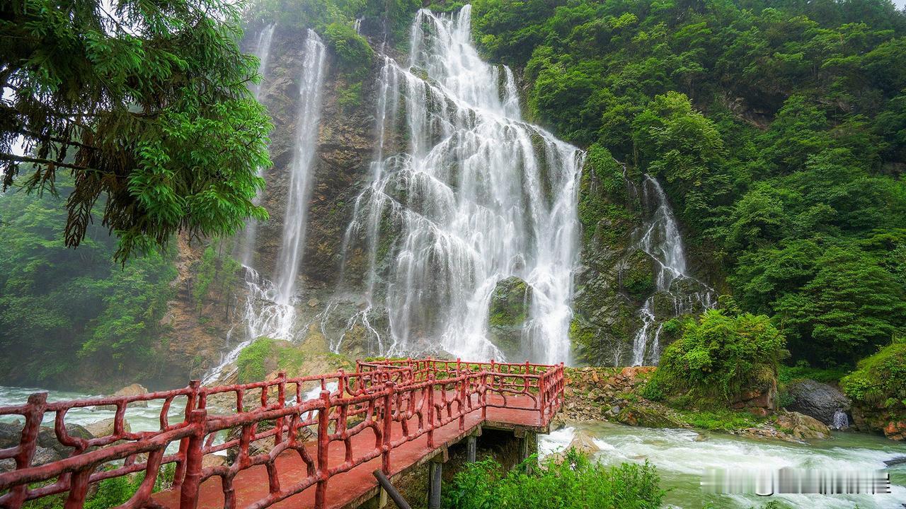 看着照片就觉得很神奇，这座燕远村瀑布，位于四川洪雅县瓦屋山的燕远村，多重Z字形的